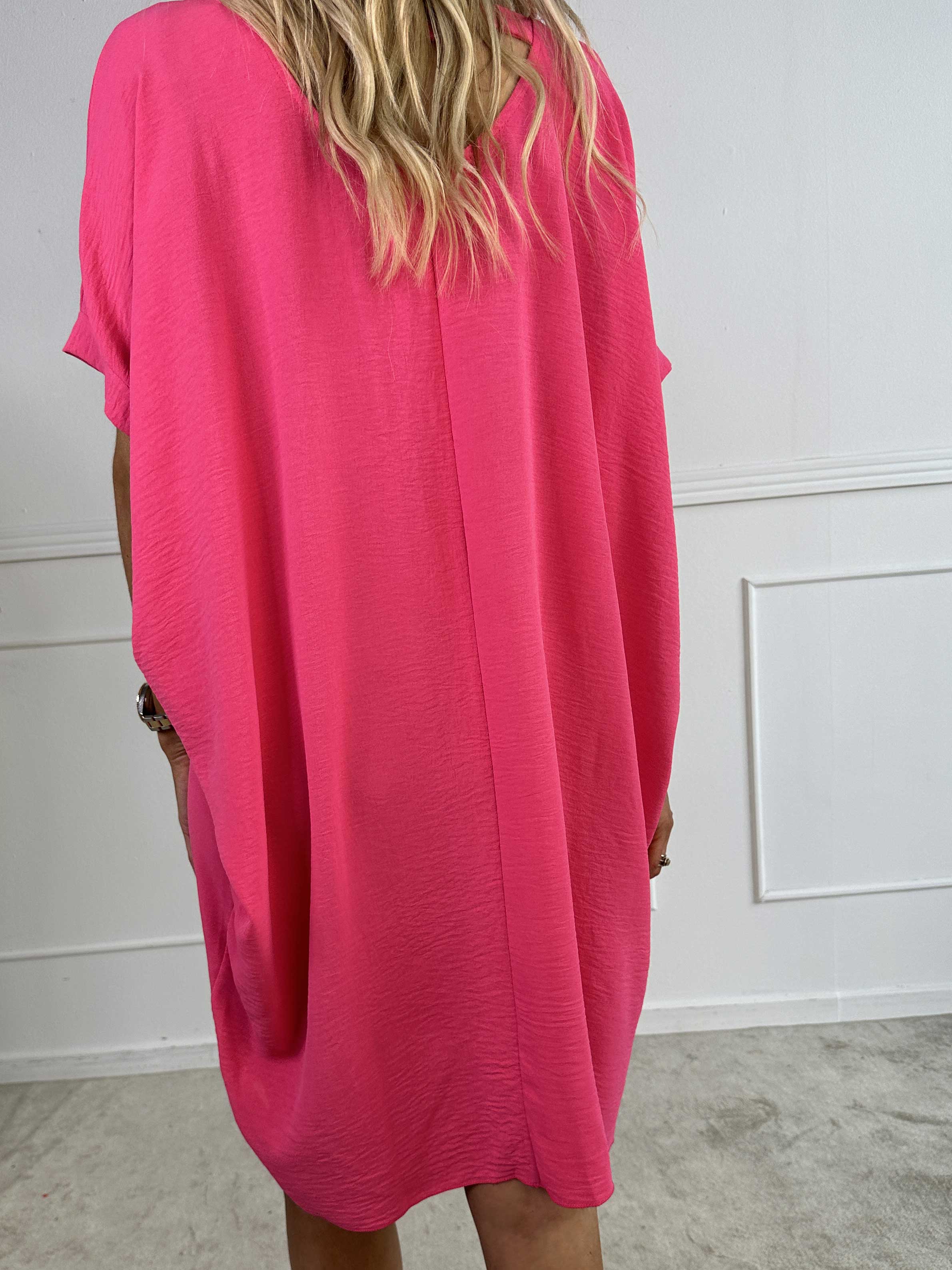 Bine - Sød kjole i løs pasform med guld print på brystet